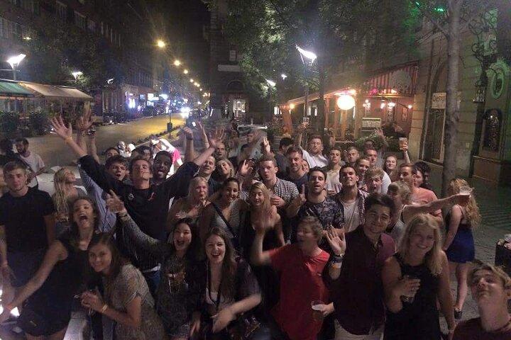 The Original Budapest Pub Crawl – Tiri gratuiti, giochi e ingresso VIP