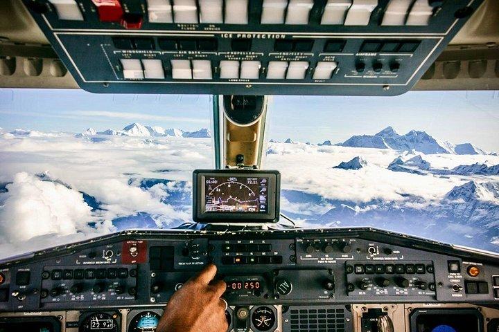 カトマンズ：飛行機でエベレスト飛行、ヘリコプター着陸ツアー