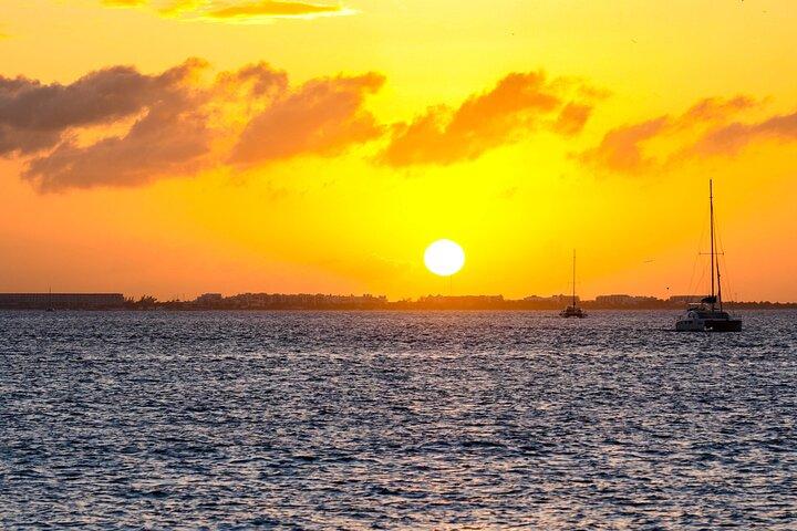 ¡Fiesta al atardecer en Isla Mujeres! Transporte redondo desde Cancún
