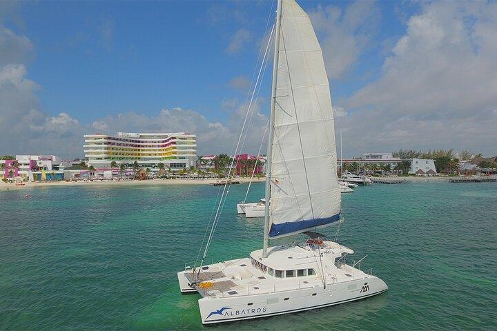 Catamarano Platinum per Isla Mujeres: Snorkeling e Open Bar