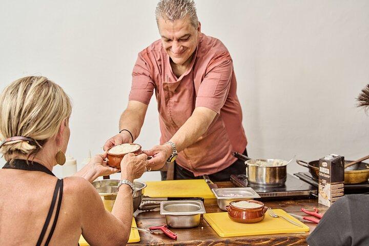 Clase de cocina galardonada Santorini con chef griego