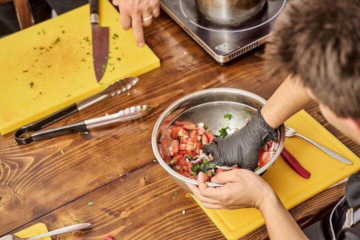 Clase de cocina galardonada Santorini con chef griego
