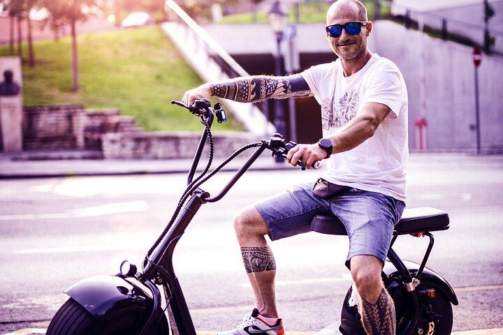 Privat svensexa: Rolig e-skotertur med spel i Budapest