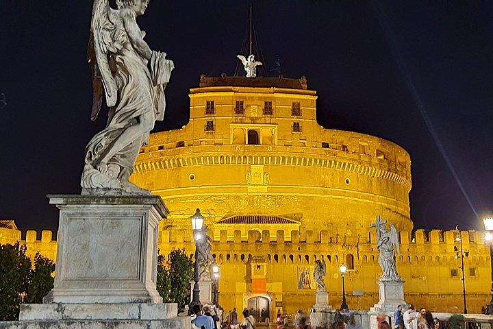 ローマの夜のウォーキング ツアー、地元ガイドと必見の名所をすべてライトアップ