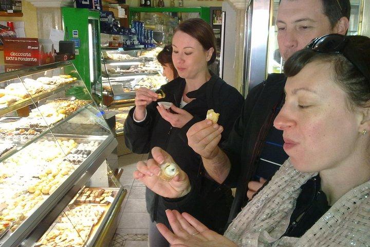ローマ市内中心部の必見スポット ツアー、ローカル ガイドと伝統的なペストリー ストップ