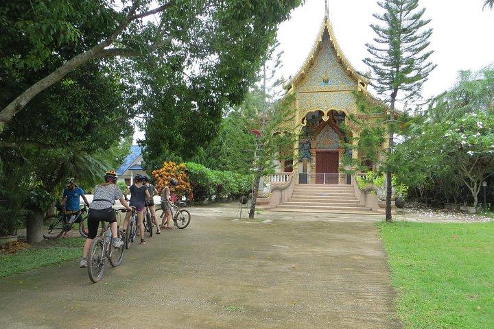 チェンダオとメーテーン渓谷のサイクリング旅行