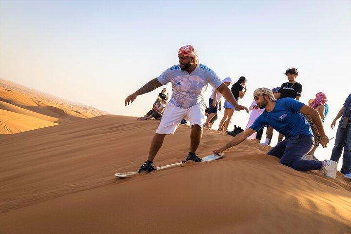 Dubai Red Dunes mit Sandboarding, Kamelritt, Falcon und VIP-Camp