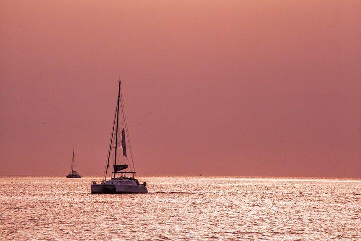 Deluxe Santorini Sailing mit BBQ und Drinks Shared Tour