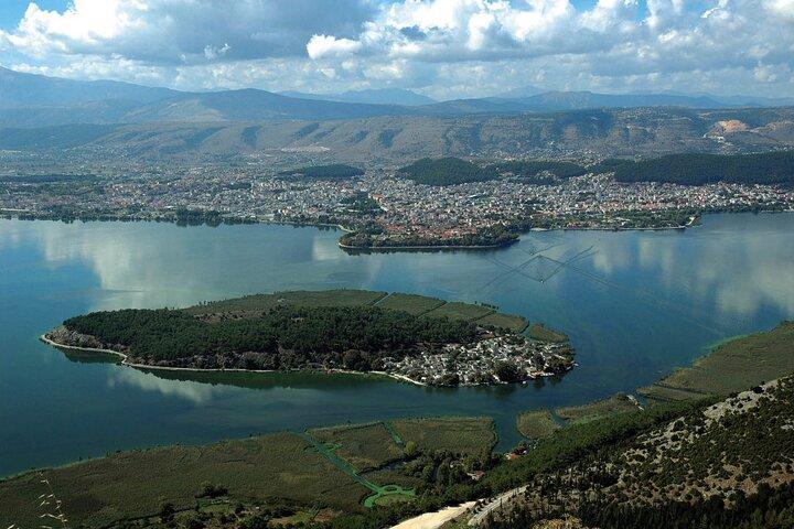 4 Tage: Meteora, Delphi, Ioannina Lake City & Best of Greek Villages Experience