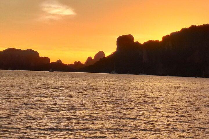 Krabi: Sunset Beachfront Horse Ride with Barbecue Dinner