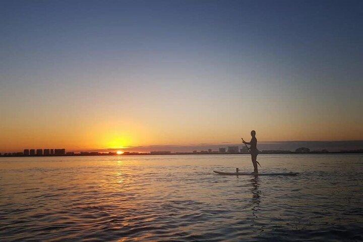 Paddle Board ved solopgang eller solnedgang i Cancun