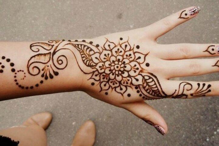 TATUAJE DE ARTE DE HENNA tradicional con un artista local de henna Amazigh