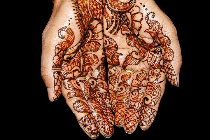 TATUAJE DE ARTE DE HENNA tradicional con un artista local de henna Amazigh