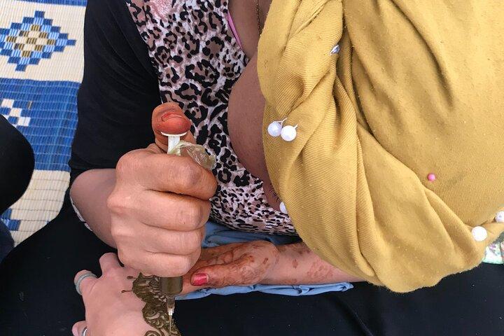 TATUAJE DE ARTE DE HENNA tradicional con un artista local de henna Amazigh