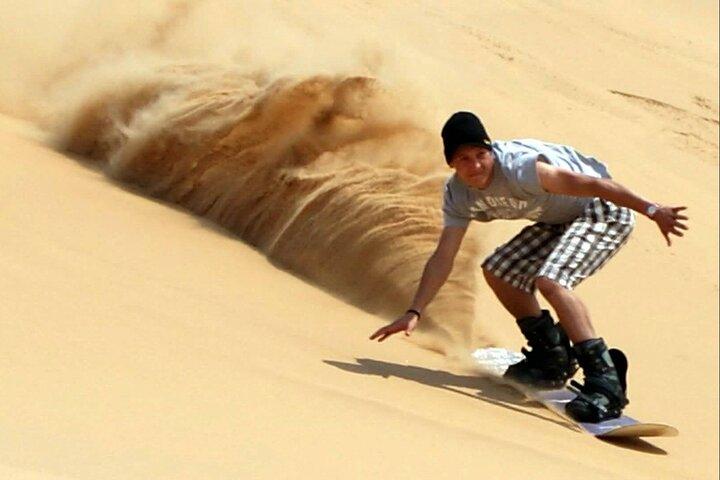 Zelfrijdende duinbuggy met sandboarden en kameelrijden