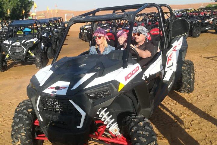 Zelfrijdende duinbuggy met sandboarden en kameelrijden