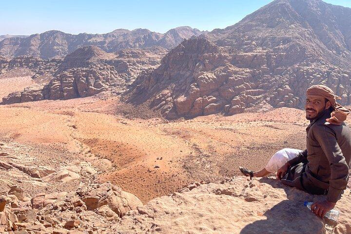 ヨルダンで最も高い山をハイキングする 1 日ジェバル ウム アド ダミ