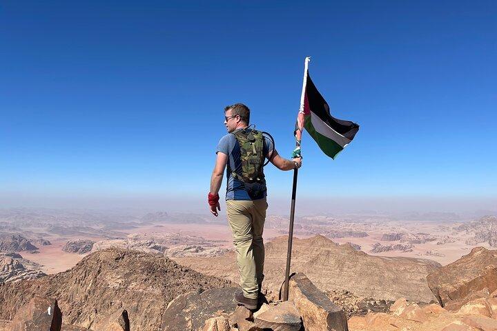 ヨルダンで最も高い山をハイキングする 1 日ジェバル ウム アド ダミ