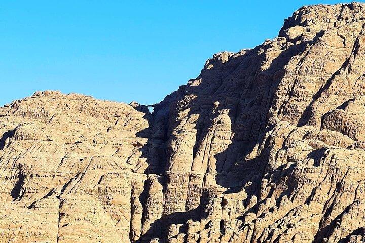 ヨルダンで最も高い山をハイキングする 1 日ジェバル ウム アド ダミ