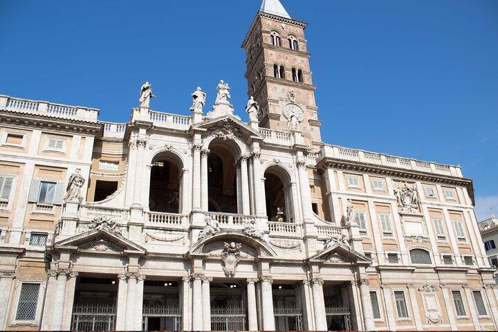 聖マリア大聖堂と聖プラクセデス大聖堂を含むローマの中世モザイク ツアー