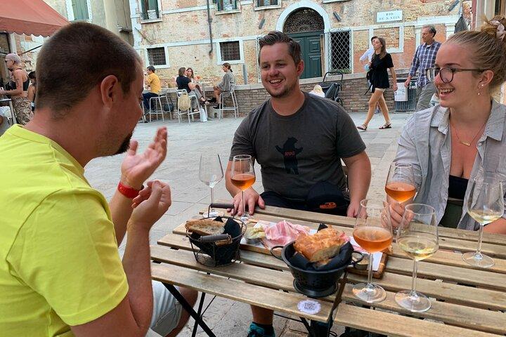 Una velada veneciana : Cata de vinos y Cicchetti con un guía local
