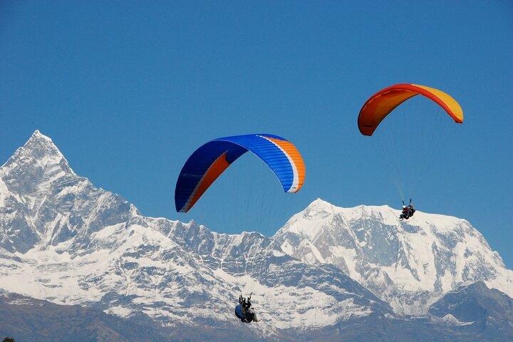 Upplev den spännande paraglidingflygningen i Pokhara