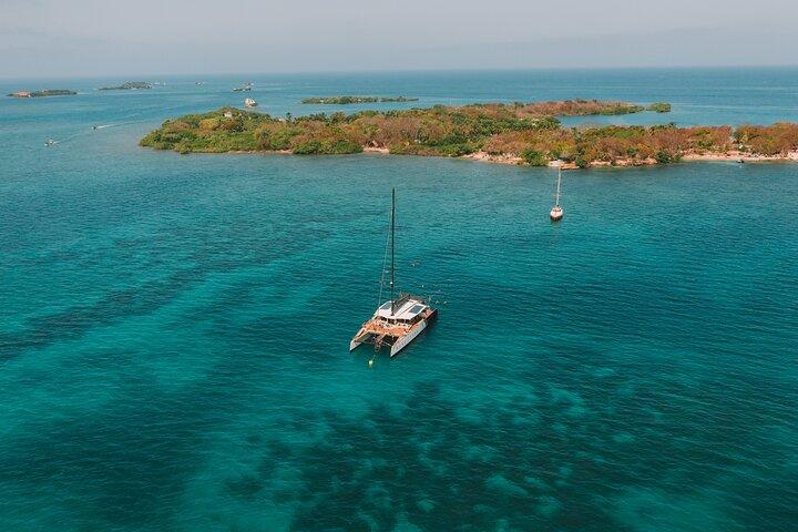昼食とシュノーケリングを伴うロザリオ諸島への小旅行