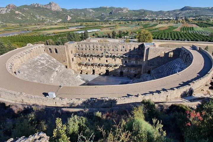 Côté aqueduc de Perge Aspendos avec cascade