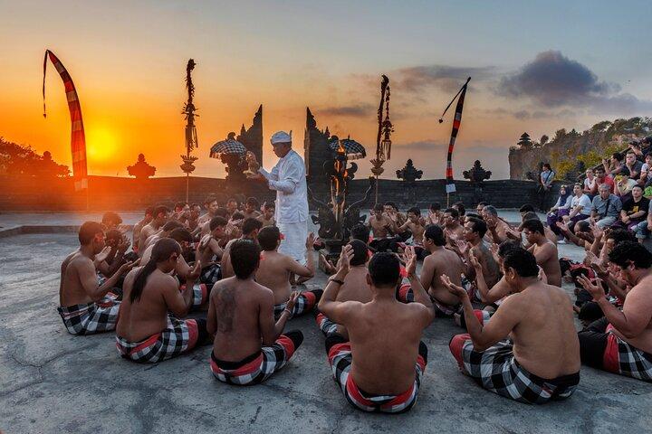 ケチャ ダンス ショー付きのプライベート全日タナ ロットとウルワツ寺院ツアー