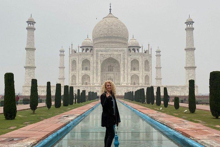 Delhi to Taj Mhal, private car and Guide for same day