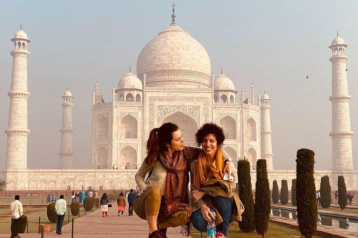 Delhi to Taj Mhal, private car and Guide for same day