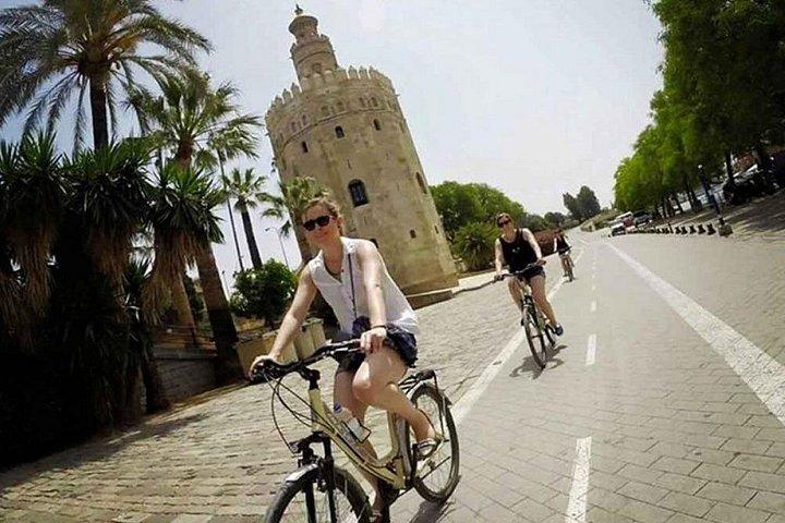 Bicycle rental for 6 hours in Seville