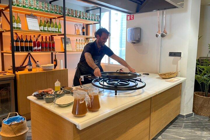 Seville: Paella Showcooking Experience