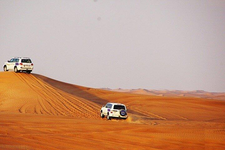 Dubai Desert Safari mit Grill, 3 Shows & Kamelritt im Majlis Camp