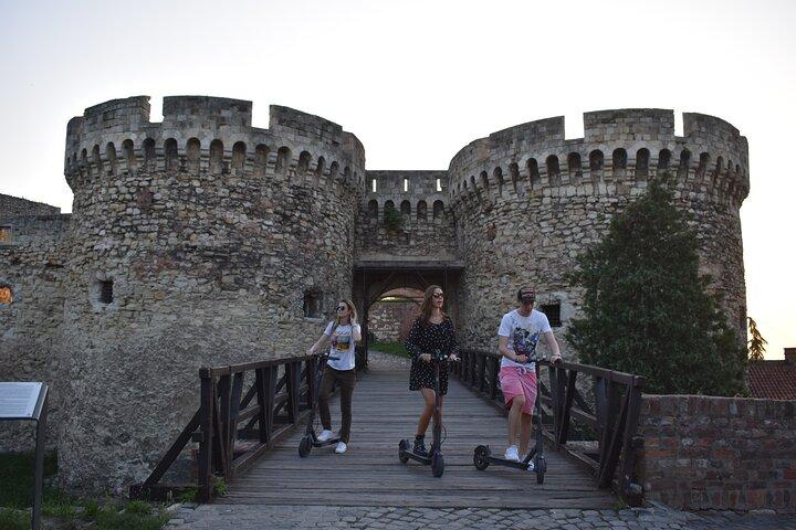 Excursão privada de escala em Belgrado + passeio de e-scooter