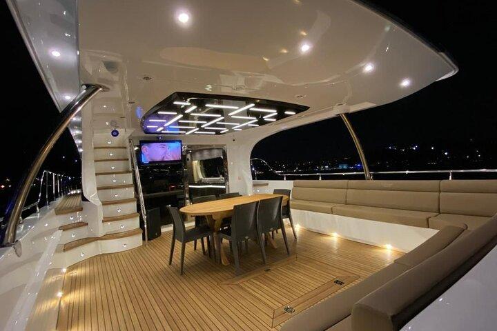 Excursion privée en yacht de luxe de deux heures sur le Bosphore