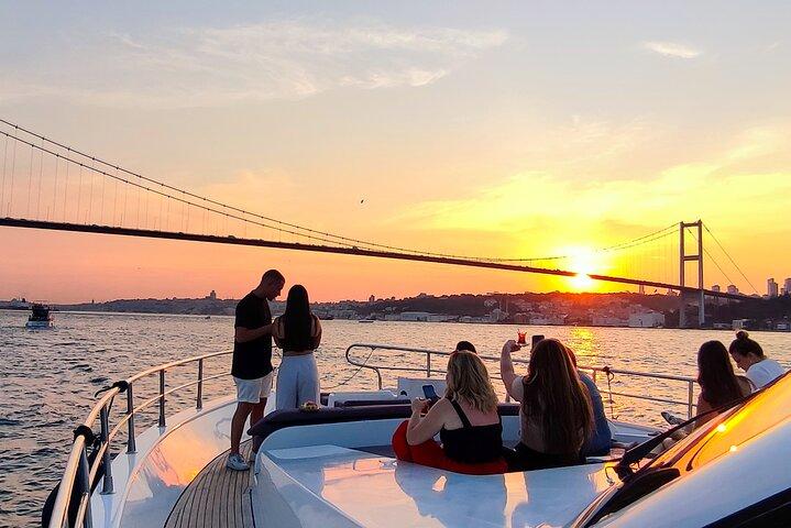 Istanbul Luxe Bosporus Sunset Yacht Cruise met Live Gids