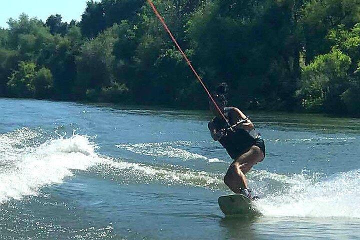 Privates halbtägiges Wakeboard-, Wakesurf- oder Kneeboard-Abenteuer