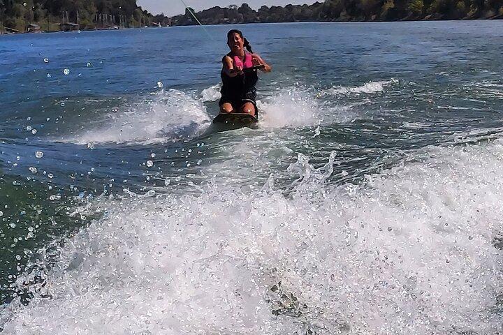 Privates halbtägiges Wakeboard-, Wakesurf- oder Kneeboard-Abenteuer
