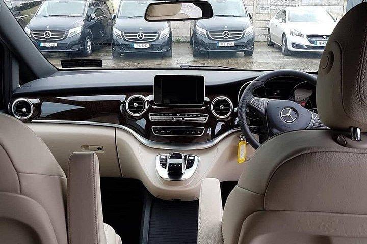 南および南西アイルランドのプライベート 7 日間カスタム高級車 MPV ツアー