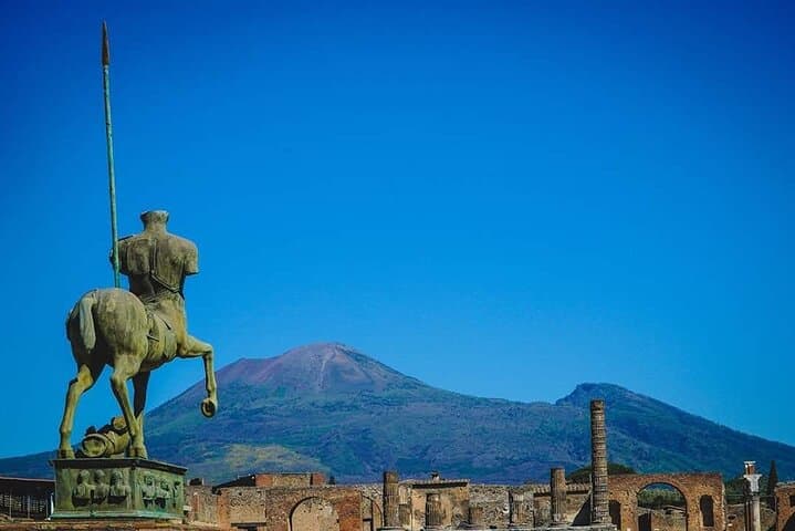 Transfer Naples airport/station to Sorrento with stop in Pompeii