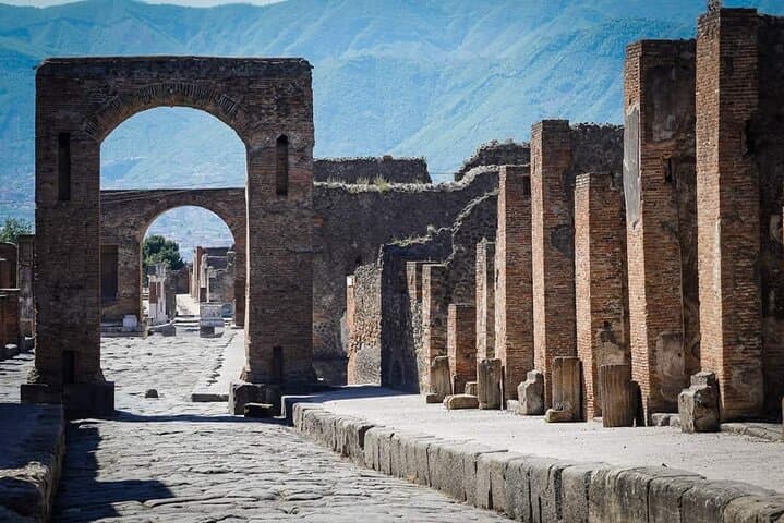 Transfer Naples airport/station to Sorrento with stop in Pompeii