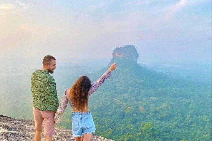 シギリヤ ロック要塞と石窟寺院の日帰り旅行