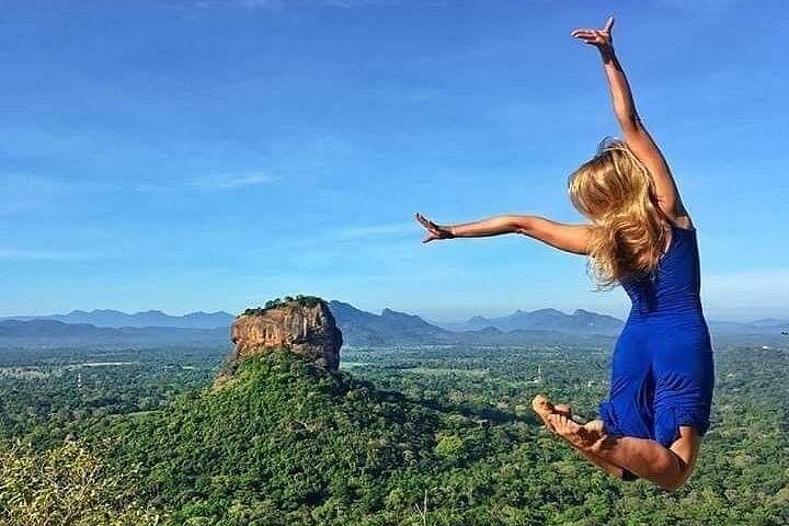 シギリヤ ロック要塞と石窟寺院の日帰り旅行