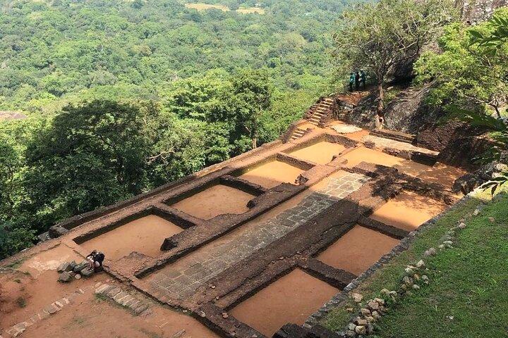 シギリヤ ロック要塞と石窟寺院の日帰り旅行
