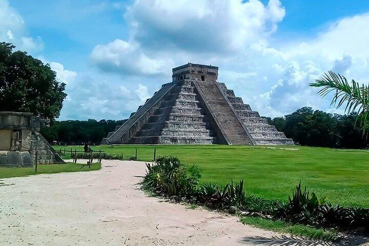 Cenote Hubiku & Ikkil Swim and Chichen Itza Tour från Tulum City