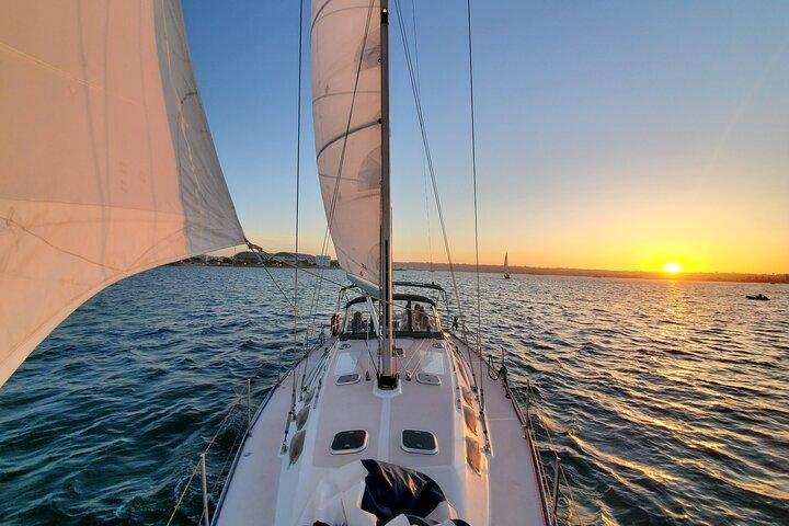 Sunset sejl langs San Diego Skyline