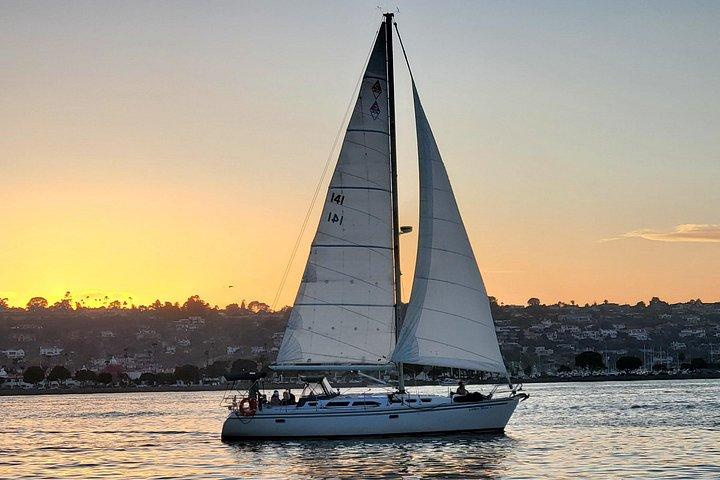 Sunset sejl langs San Diego Skyline
