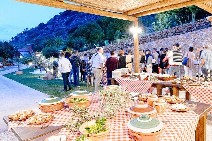 Olivenölfest auf einer kretischen Farm mit traditionellem Abendessen