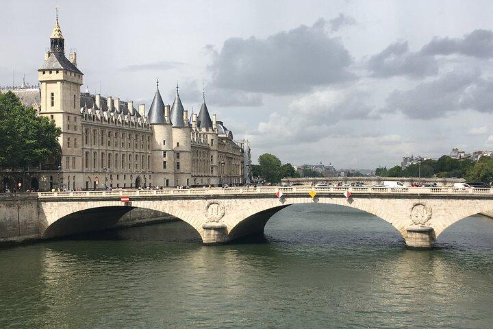 Treasure Hunt Through Historic Paris: Panthéon to Louvre
